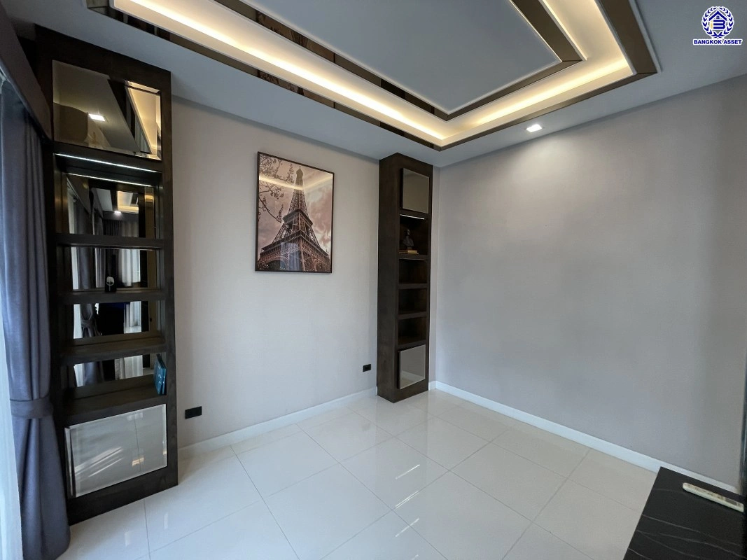 บ้านเดี่ยวมือสอง โครงการ บางกอก บูเลอวาร์ด พระราม9 เนื้อที่กว้าง 53.9 ตร.ว. พื้นที่ใช้สอย 270 ตร.ม. ฟังก์ชัน 3 ห้องนอน 4 ห้องน้ำ 2 ที่จอดรถ ภายในสภาพดีเยี่ยม พร้อมอยู่ เชื่อมต่อหลายเส้นทาง ใกล้รถไฟฟ้าสายสีส้ม "สถานีน้อมเกล้า" และจุดขึ้นทางหลวงพิเศษหมายเลข9