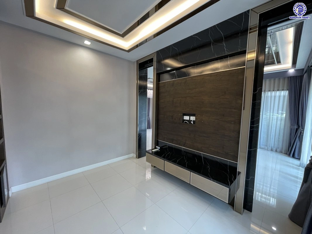 บ้านเดี่ยวมือสอง โครงการ บางกอก บูเลอวาร์ด พระราม9 เนื้อที่กว้าง 53.9 ตร.ว. พื้นที่ใช้สอย 270 ตร.ม. ฟังก์ชัน 3 ห้องนอน 4 ห้องน้ำ 2 ที่จอดรถ ภายในสภาพดีเยี่ยม พร้อมอยู่ เชื่อมต่อหลายเส้นทาง ใกล้รถไฟฟ้าสายสีส้ม "สถานีน้อมเกล้า" และจุดขึ้นทางหลวงพิเศษหมายเลข9