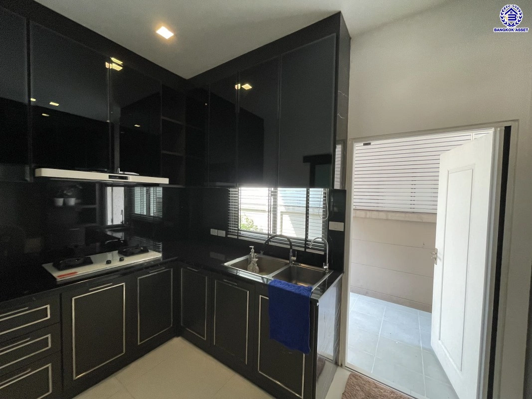 บ้านเดี่ยวมือสอง โครงการ บางกอก บูเลอวาร์ด พระราม9 เนื้อที่กว้าง 53.9 ตร.ว. พื้นที่ใช้สอย 270 ตร.ม. ฟังก์ชัน 3 ห้องนอน 4 ห้องน้ำ 2 ที่จอดรถ ภายในสภาพดีเยี่ยม พร้อมอยู่ เชื่อมต่อหลายเส้นทาง ใกล้รถไฟฟ้าสายสีส้ม "สถานีน้อมเกล้า" และจุดขึ้นทางหลวงพิเศษหมายเลข9