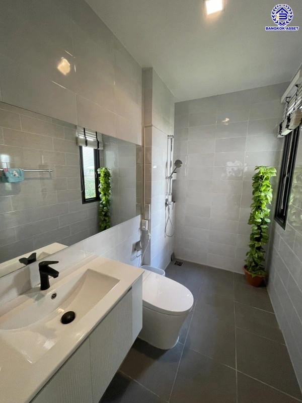 บ้านเดี่ยวมือสอง โครงการ บางกอก บูเลอวาร์ด พระราม9 เนื้อที่กว้าง 53.9 ตร.ว. พื้นที่ใช้สอย 270 ตร.ม. ฟังก์ชัน 3 ห้องนอน 4 ห้องน้ำ 2 ที่จอดรถ ภายในสภาพดีเยี่ยม พร้อมอยู่ เชื่อมต่อหลายเส้นทาง ใกล้รถไฟฟ้าสายสีส้ม "สถานีน้อมเกล้า" และจุดขึ้นทางหลวงพิเศษหมายเลข9