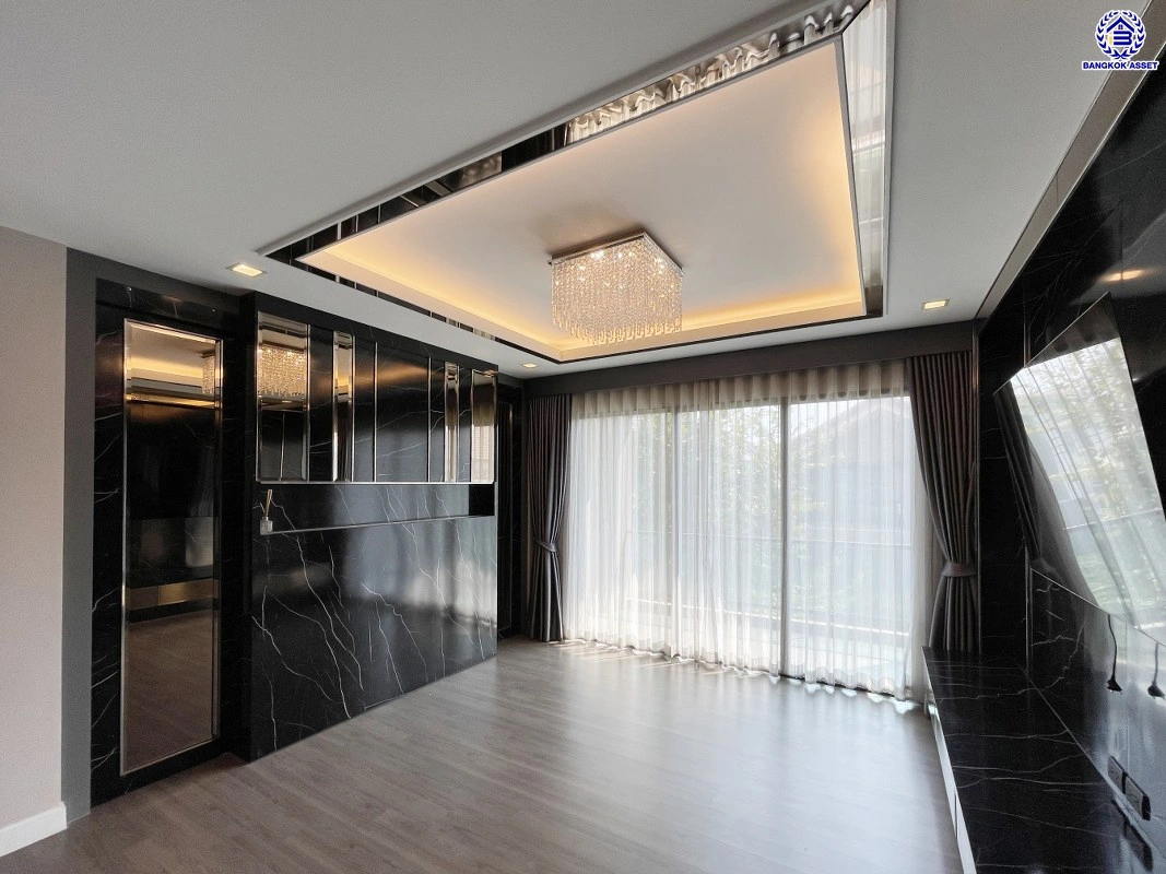 บ้านเดี่ยวมือสอง โครงการ บางกอก บูเลอวาร์ด พระราม9 เนื้อที่กว้าง 53.9 ตร.ว. พื้นที่ใช้สอย 270 ตร.ม. ฟังก์ชัน 3 ห้องนอน 4 ห้องน้ำ 2 ที่จอดรถ ภายในสภาพดีเยี่ยม พร้อมอยู่ เชื่อมต่อหลายเส้นทาง ใกล้รถไฟฟ้าสายสีส้ม "สถานีน้อมเกล้า" และจุดขึ้นทางหลวงพิเศษหมายเลข9