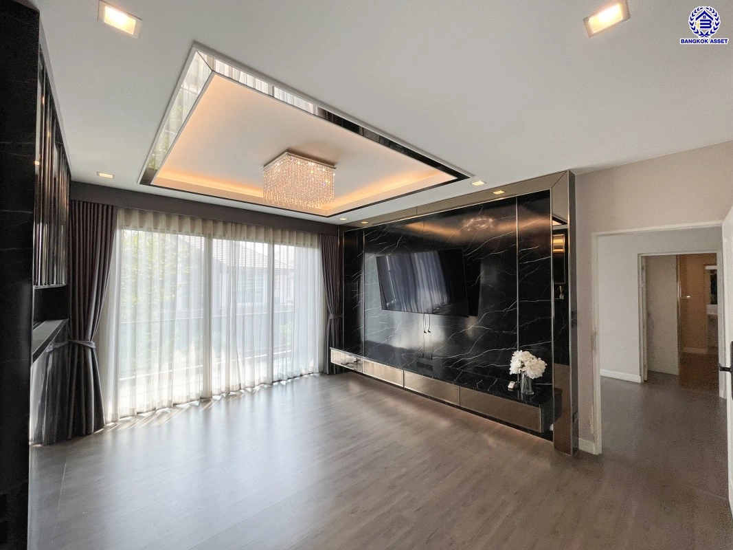 บ้านเดี่ยวมือสอง โครงการ บางกอก บูเลอวาร์ด พระราม9 เนื้อที่กว้าง 53.9 ตร.ว. พื้นที่ใช้สอย 270 ตร.ม. ฟังก์ชัน 3 ห้องนอน 4 ห้องน้ำ 2 ที่จอดรถ ภายในสภาพดีเยี่ยม พร้อมอยู่ เชื่อมต่อหลายเส้นทาง ใกล้รถไฟฟ้าสายสีส้ม "สถานีน้อมเกล้า" และจุดขึ้นทางหลวงพิเศษหมายเลข9