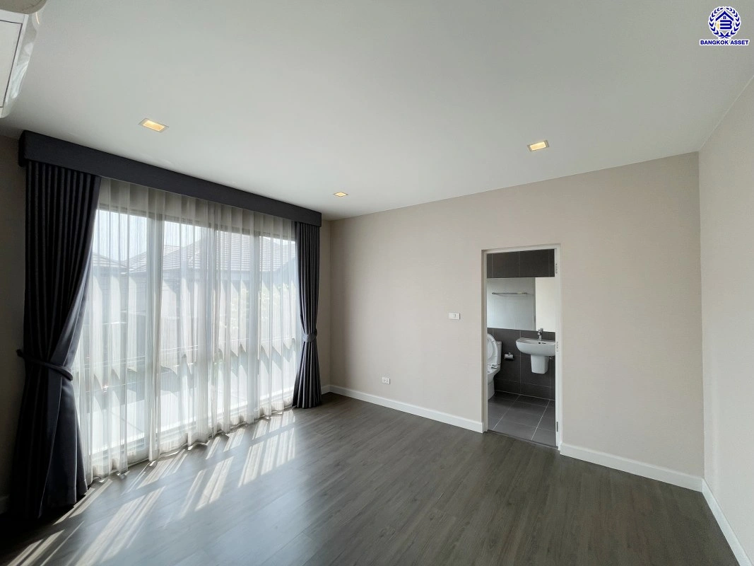 บ้านเดี่ยวมือสอง โครงการ บางกอก บูเลอวาร์ด พระราม9 เนื้อที่กว้าง 53.9 ตร.ว. พื้นที่ใช้สอย 270 ตร.ม. ฟังก์ชัน 3 ห้องนอน 4 ห้องน้ำ 2 ที่จอดรถ ภายในสภาพดีเยี่ยม พร้อมอยู่ เชื่อมต่อหลายเส้นทาง ใกล้รถไฟฟ้าสายสีส้ม "สถานีน้อมเกล้า" และจุดขึ้นทางหลวงพิเศษหมายเลข9