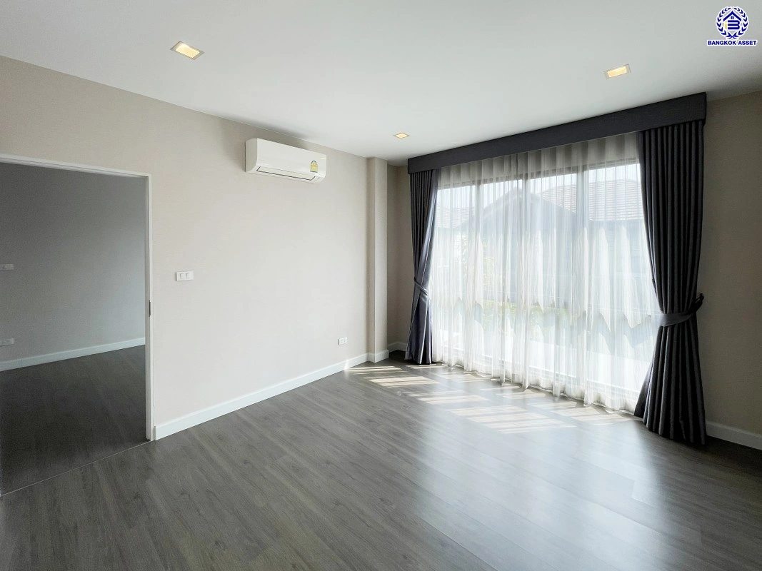 บ้านเดี่ยวมือสอง โครงการ บางกอก บูเลอวาร์ด พระราม9 เนื้อที่กว้าง 53.9 ตร.ว. พื้นที่ใช้สอย 270 ตร.ม. ฟังก์ชัน 3 ห้องนอน 4 ห้องน้ำ 2 ที่จอดรถ ภายในสภาพดีเยี่ยม พร้อมอยู่ เชื่อมต่อหลายเส้นทาง ใกล้รถไฟฟ้าสายสีส้ม "สถานีน้อมเกล้า" และจุดขึ้นทางหลวงพิเศษหมายเลข9