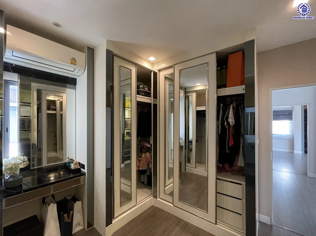 บ้านเดี่ยวมือสอง โครงการ บางกอก บูเลอวาร์ด พระราม9 เนื้อที่กว้าง 53.9 ตร.ว. พื้นที่ใช้สอย 270 ตร.ม. ฟังก์ชัน 3 ห้องนอน 4 ห้องน้ำ 2 ที่จอดรถ ภายในสภาพดีเยี่ยม พร้อมอยู่ เชื่อมต่อหลายเส้นทาง ใกล้รถไฟฟ้าสายสีส้ม "สถานีน้อมเกล้า" และจุดขึ้นทางหลวงพิเศษหมายเลข9