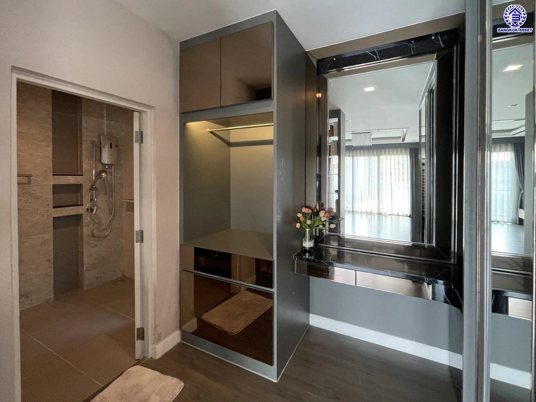 บ้านเดี่ยวมือสอง โครงการ บางกอก บูเลอวาร์ด พระราม9 เนื้อที่กว้าง 53.9 ตร.ว. พื้นที่ใช้สอย 270 ตร.ม. ฟังก์ชัน 3 ห้องนอน 4 ห้องน้ำ 2 ที่จอดรถ ภายในสภาพดีเยี่ยม พร้อมอยู่ เชื่อมต่อหลายเส้นทาง ใกล้รถไฟฟ้าสายสีส้ม "สถานีน้อมเกล้า" และจุดขึ้นทางหลวงพิเศษหมายเลข9