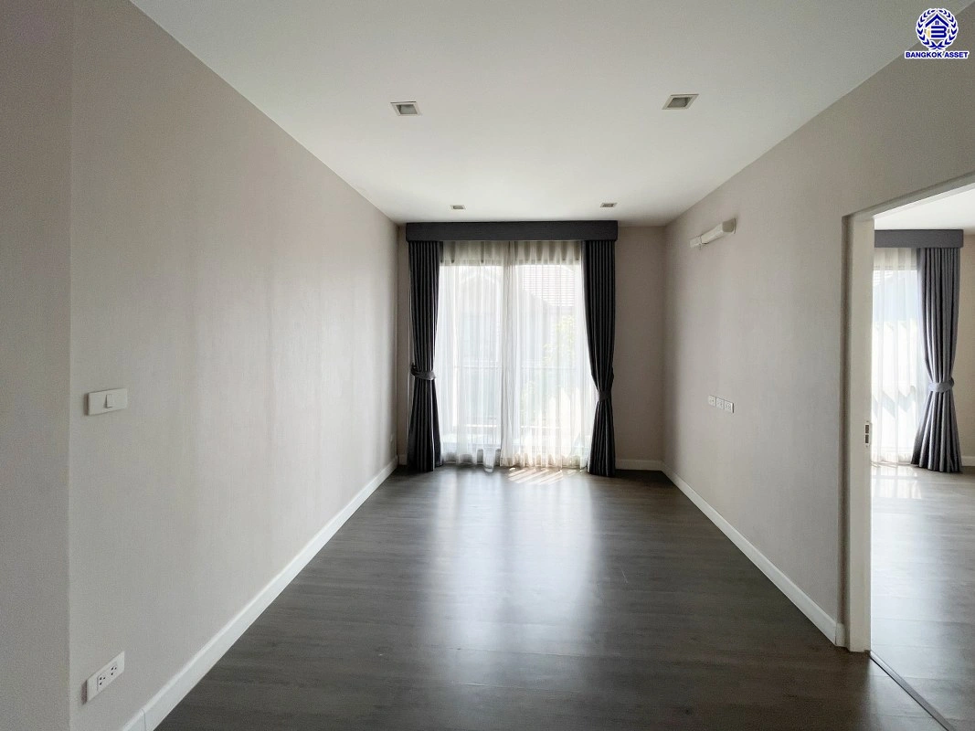 บ้านเดี่ยวมือสอง โครงการ บางกอก บูเลอวาร์ด พระราม9 เนื้อที่กว้าง 53.9 ตร.ว. พื้นที่ใช้สอย 270 ตร.ม. ฟังก์ชัน 3 ห้องนอน 4 ห้องน้ำ 2 ที่จอดรถ ภายในสภาพดีเยี่ยม พร้อมอยู่ เชื่อมต่อหลายเส้นทาง ใกล้รถไฟฟ้าสายสีส้ม "สถานีน้อมเกล้า" และจุดขึ้นทางหลวงพิเศษหมายเลข9