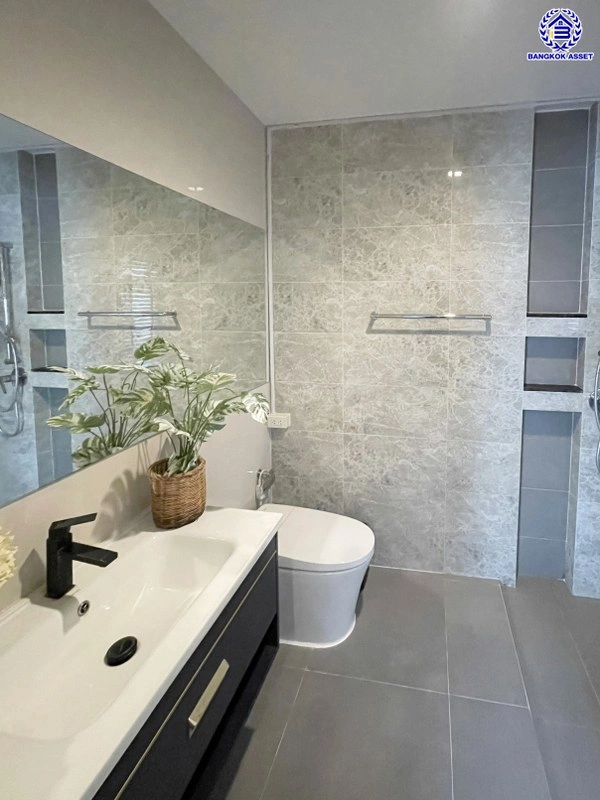 บ้านเดี่ยวมือสอง โครงการ บางกอก บูเลอวาร์ด พระราม9 เนื้อที่กว้าง 53.9 ตร.ว. พื้นที่ใช้สอย 270 ตร.ม. ฟังก์ชัน 3 ห้องนอน 4 ห้องน้ำ 2 ที่จอดรถ ภายในสภาพดีเยี่ยม พร้อมอยู่ เชื่อมต่อหลายเส้นทาง ใกล้รถไฟฟ้าสายสีส้ม "สถานีน้อมเกล้า" และจุดขึ้นทางหลวงพิเศษหมายเลข9