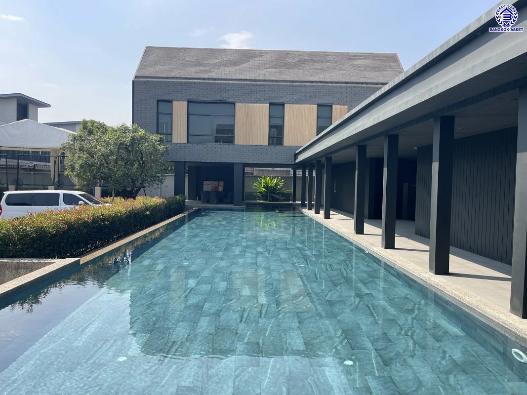 บ้านเดี่ยวมือสอง โครงการ บางกอก บูเลอวาร์ด พระราม9 เนื้อที่กว้าง 53.9 ตร.ว. พื้นที่ใช้สอย 270 ตร.ม. ฟังก์ชัน 3 ห้องนอน 4 ห้องน้ำ 2 ที่จอดรถ ภายในสภาพดีเยี่ยม พร้อมอยู่ เชื่อมต่อหลายเส้นทาง ใกล้รถไฟฟ้าสายสีส้ม "สถานีน้อมเกล้า" และจุดขึ้นทางหลวงพิเศษหมายเลข9