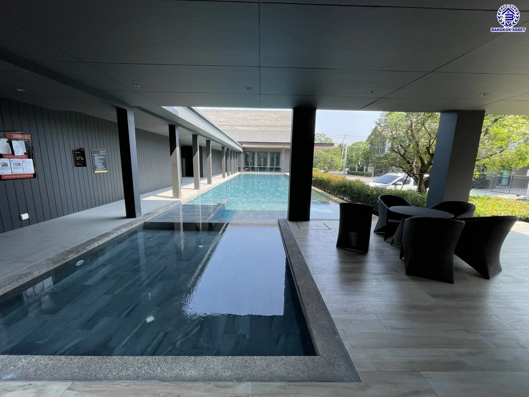 บ้านเดี่ยวมือสอง โครงการ บางกอก บูเลอวาร์ด พระราม9 เนื้อที่กว้าง 53.9 ตร.ว. พื้นที่ใช้สอย 270 ตร.ม. ฟังก์ชัน 3 ห้องนอน 4 ห้องน้ำ 2 ที่จอดรถ ภายในสภาพดีเยี่ยม พร้อมอยู่ เชื่อมต่อหลายเส้นทาง ใกล้รถไฟฟ้าสายสีส้ม "สถานีน้อมเกล้า" และจุดขึ้นทางหลวงพิเศษหมายเลข9