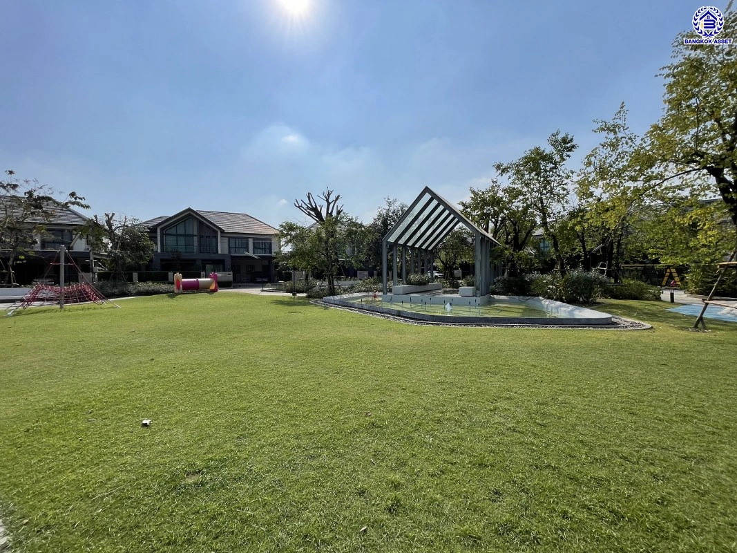 บ้านเดี่ยวมือสอง โครงการ บางกอก บูเลอวาร์ด พระราม9 เนื้อที่กว้าง 53.9 ตร.ว. พื้นที่ใช้สอย 270 ตร.ม. ฟังก์ชัน 3 ห้องนอน 4 ห้องน้ำ 2 ที่จอดรถ ภายในสภาพดีเยี่ยม พร้อมอยู่ เชื่อมต่อหลายเส้นทาง ใกล้รถไฟฟ้าสายสีส้ม "สถานีน้อมเกล้า" และจุดขึ้นทางหลวงพิเศษหมายเลข9