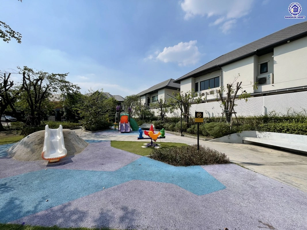 บ้านเดี่ยวมือสอง โครงการ บางกอก บูเลอวาร์ด พระราม9 เนื้อที่กว้าง 53.9 ตร.ว. พื้นที่ใช้สอย 270 ตร.ม. ฟังก์ชัน 3 ห้องนอน 4 ห้องน้ำ 2 ที่จอดรถ ภายในสภาพดีเยี่ยม พร้อมอยู่ เชื่อมต่อหลายเส้นทาง ใกล้รถไฟฟ้าสายสีส้ม "สถานีน้อมเกล้า" และจุดขึ้นทางหลวงพิเศษหมายเลข9