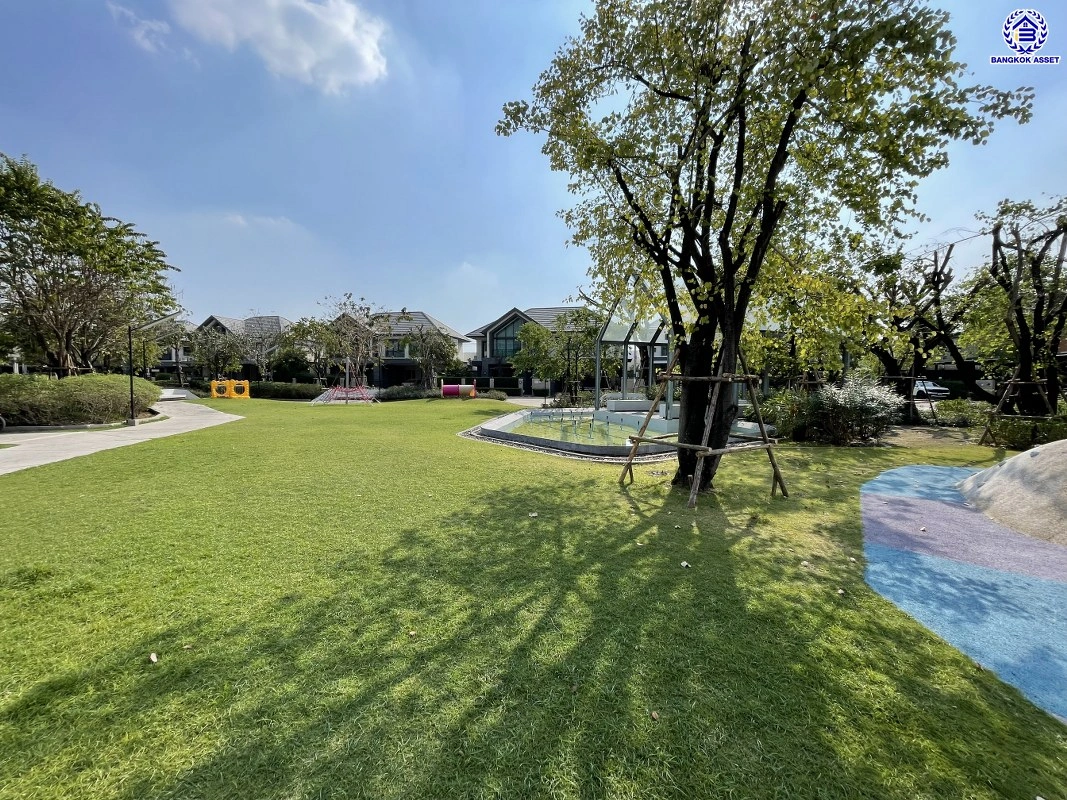 บ้านเดี่ยวมือสอง โครงการ บางกอก บูเลอวาร์ด พระราม9 เนื้อที่กว้าง 53.9 ตร.ว. พื้นที่ใช้สอย 270 ตร.ม. ฟังก์ชัน 3 ห้องนอน 4 ห้องน้ำ 2 ที่จอดรถ ภายในสภาพดีเยี่ยม พร้อมอยู่ เชื่อมต่อหลายเส้นทาง ใกล้รถไฟฟ้าสายสีส้ม "สถานีน้อมเกล้า" และจุดขึ้นทางหลวงพิเศษหมายเลข9