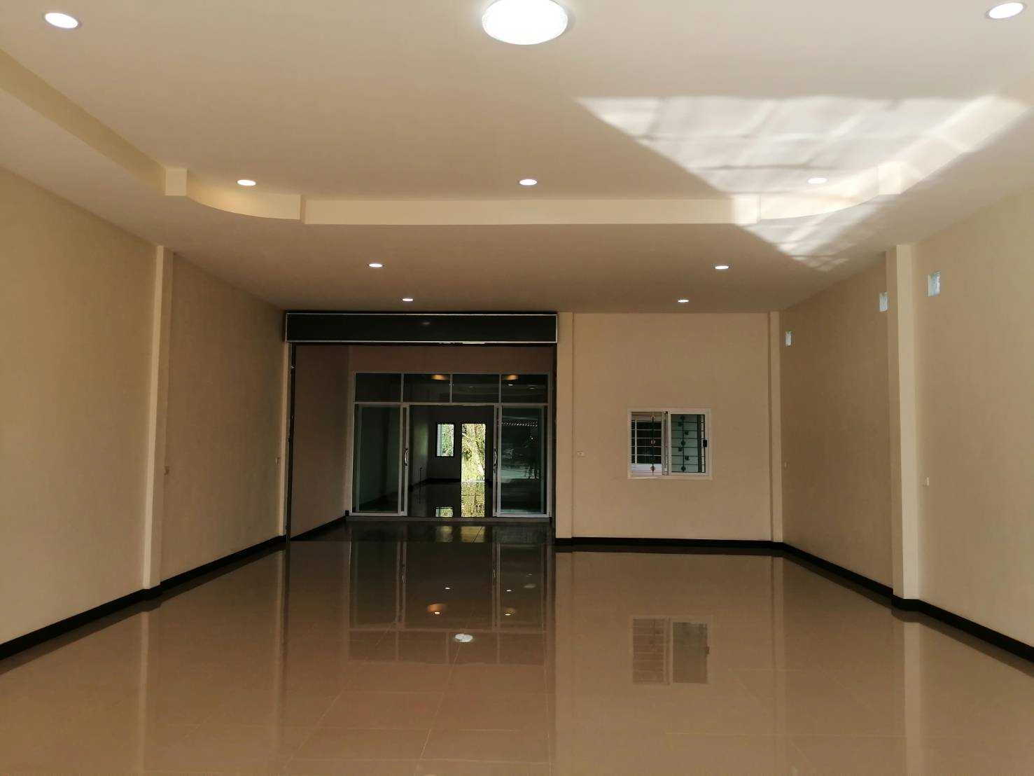 อาคารพาณิชย์พร้อมที่อยู่อาศัย ทำเลดี! 2เลขที่ ติดถนน ใกล้สี่แยกบางคล้า ฉะเชิงเทรา