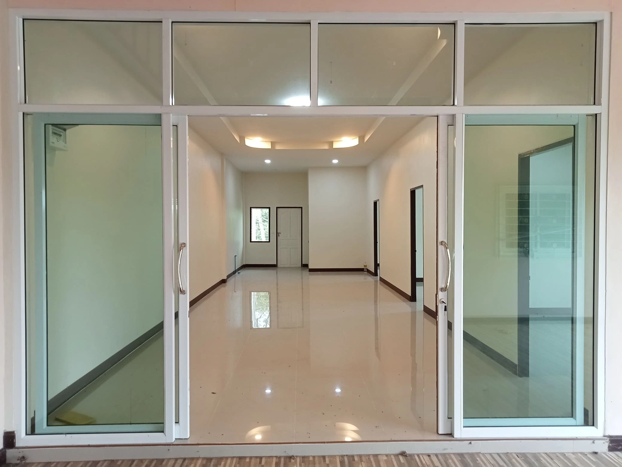 อาคารพาณิชย์พร้อมที่อยู่อาศัย ทำเลดี! 2เลขที่ ติดถนน ใกล้สี่แยกบางคล้า ฉะเชิงเทรา