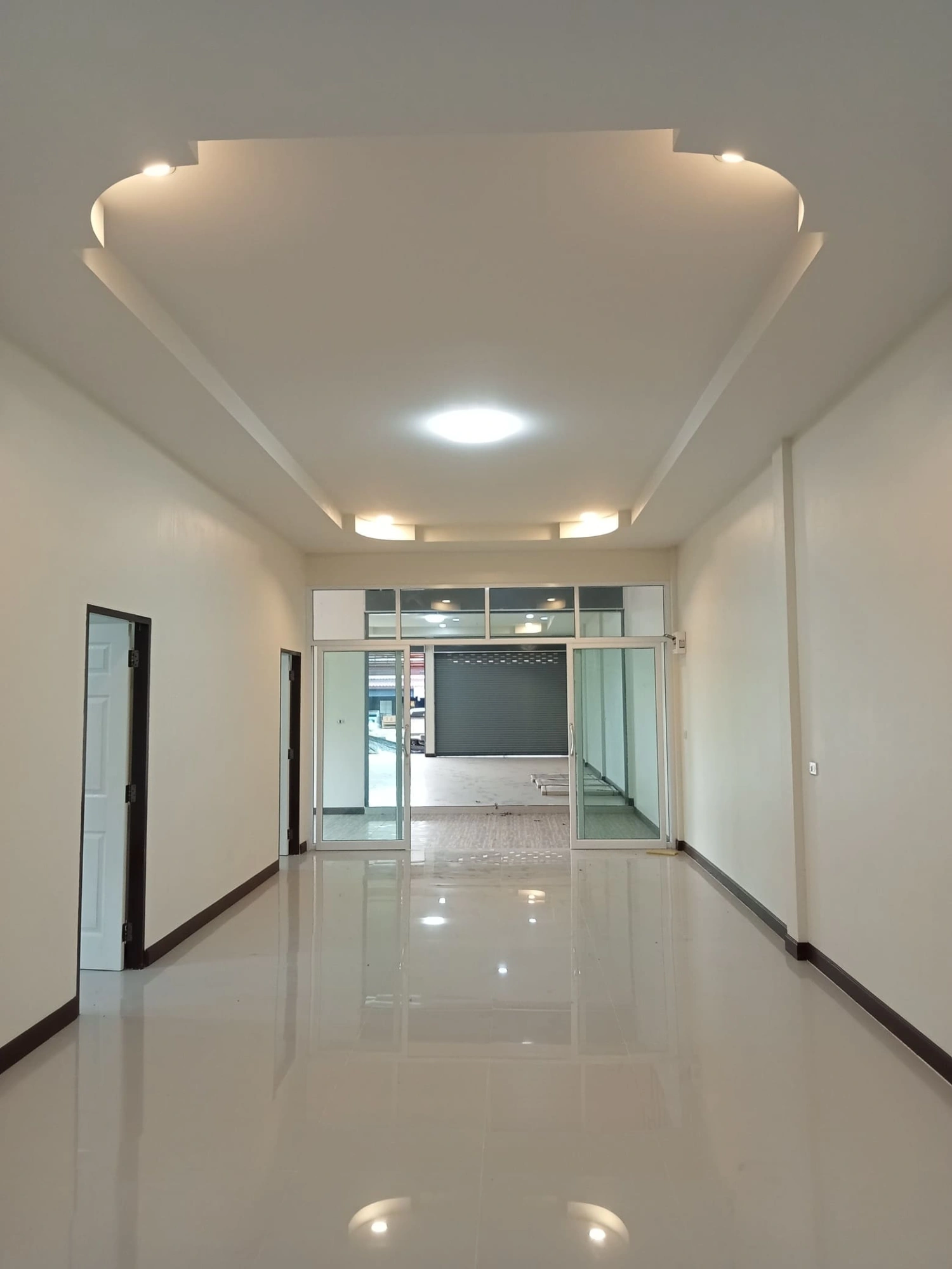 อาคารพาณิชย์พร้อมที่อยู่อาศัย ทำเลดี! 2เลขที่ ติดถนน ใกล้สี่แยกบางคล้า ฉะเชิงเทรา