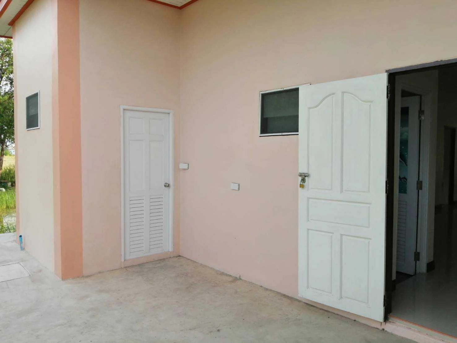 อาคารพาณิชย์พร้อมที่อยู่อาศัย ทำเลดี! 2เลขที่ ติดถนน ใกล้สี่แยกบางคล้า ฉะเชิงเทรา