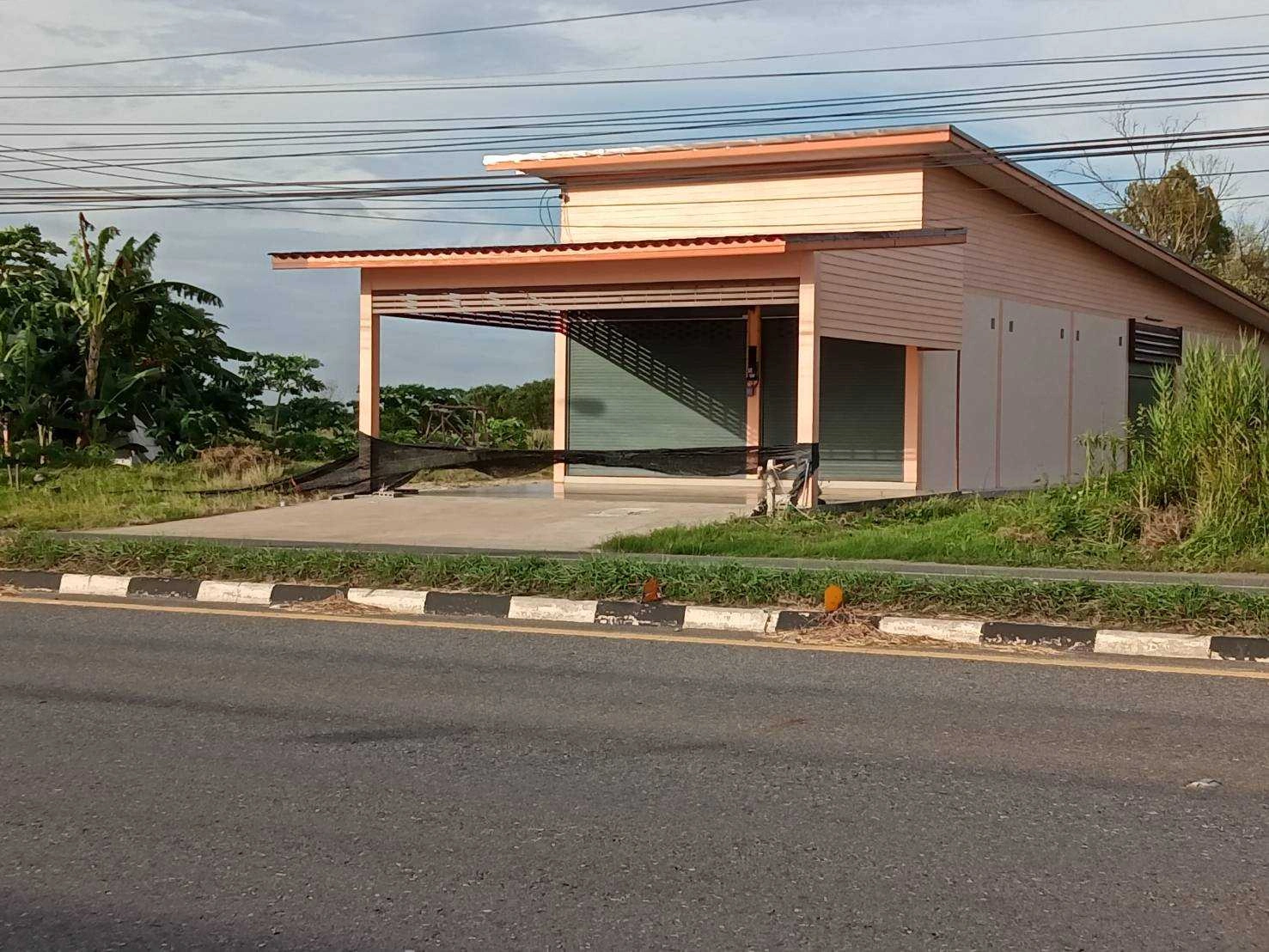 อาคารพาณิชย์พร้อมที่อยู่อาศัย ทำเลดี! 2เลขที่ ติดถนน ใกล้สี่แยกบางคล้า ฉะเชิงเทรา