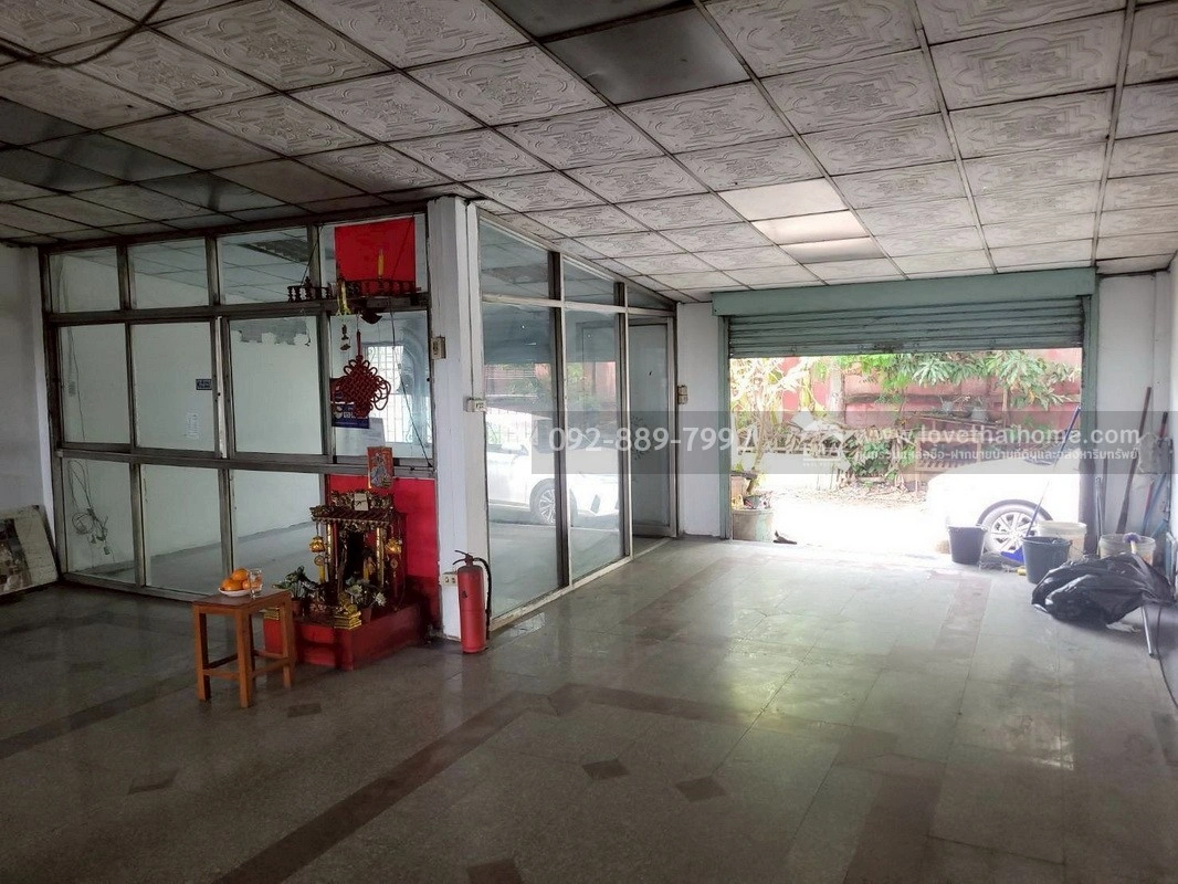 ขายตึกแถว 3 ชั้น 2 คูหา ติดถนนใหญ่รามอินทรา ติดรถไฟฟ้าสายสีชมพู สถานีบางชัน พื้นที่ 48 ตรว. ราคาถูกที่สุดในย่านนั้น เพียงแค่ 8 ล้านบาทเท่านั้น