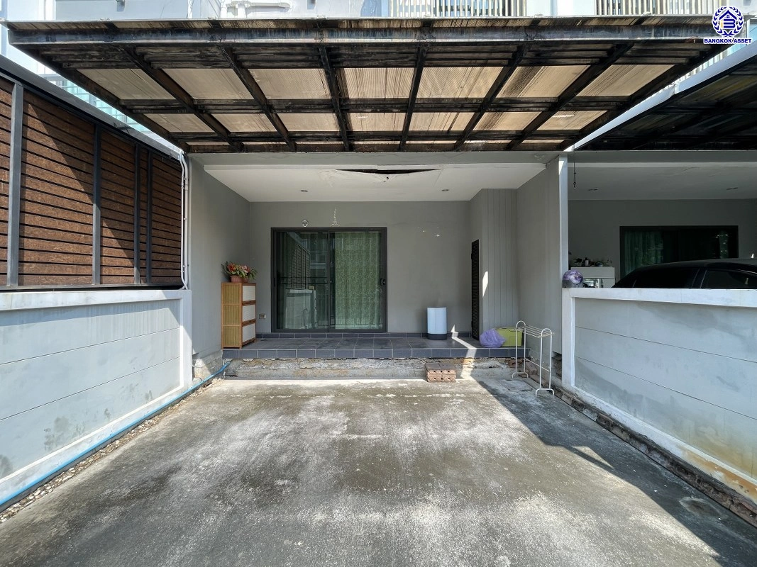 ทาวน์เฮ้าส์มือสอง 3 ชั้น โครงการ เดอะเมทโทร รามคำแหง-วงแหวน เนื้อที่ 18.8 ตร.ว. พื้นที่ใช้สอย 120 ตร.ม. ฟังก์ชัน 3 ห้องนอน 3 ห้องน้ำ จอดรถได้ 2 คัน ตั้งบนทำเลดี เชื่อมต่อหลายเส้นทาง ใกล้รถไฟฟ้าสายสีส้ม "สถานีน้อมเกล้า" ทางด่วน "ทางหลวงพิเศษหมายเลข 9"