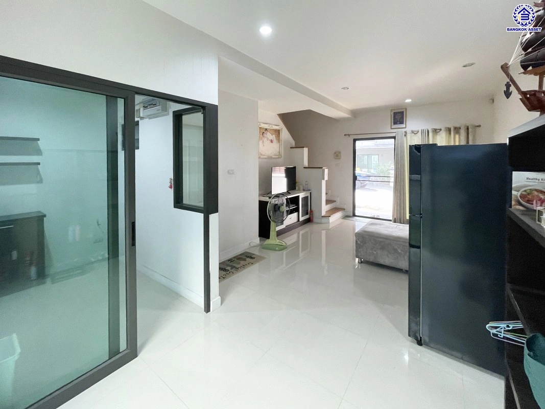 ทาวน์เฮ้าส์มือสอง 3 ชั้น โครงการ เดอะเมทโทร รามคำแหง-วงแหวน เนื้อที่ 18.8 ตร.ว. พื้นที่ใช้สอย 120 ตร.ม. ฟังก์ชัน 3 ห้องนอน 3 ห้องน้ำ จอดรถได้ 2 คัน ตั้งบนทำเลดี เชื่อมต่อหลายเส้นทาง ใกล้รถไฟฟ้าสายสีส้ม "สถานีน้อมเกล้า" ทางด่วน "ทางหลวงพิเศษหมายเลข 9"