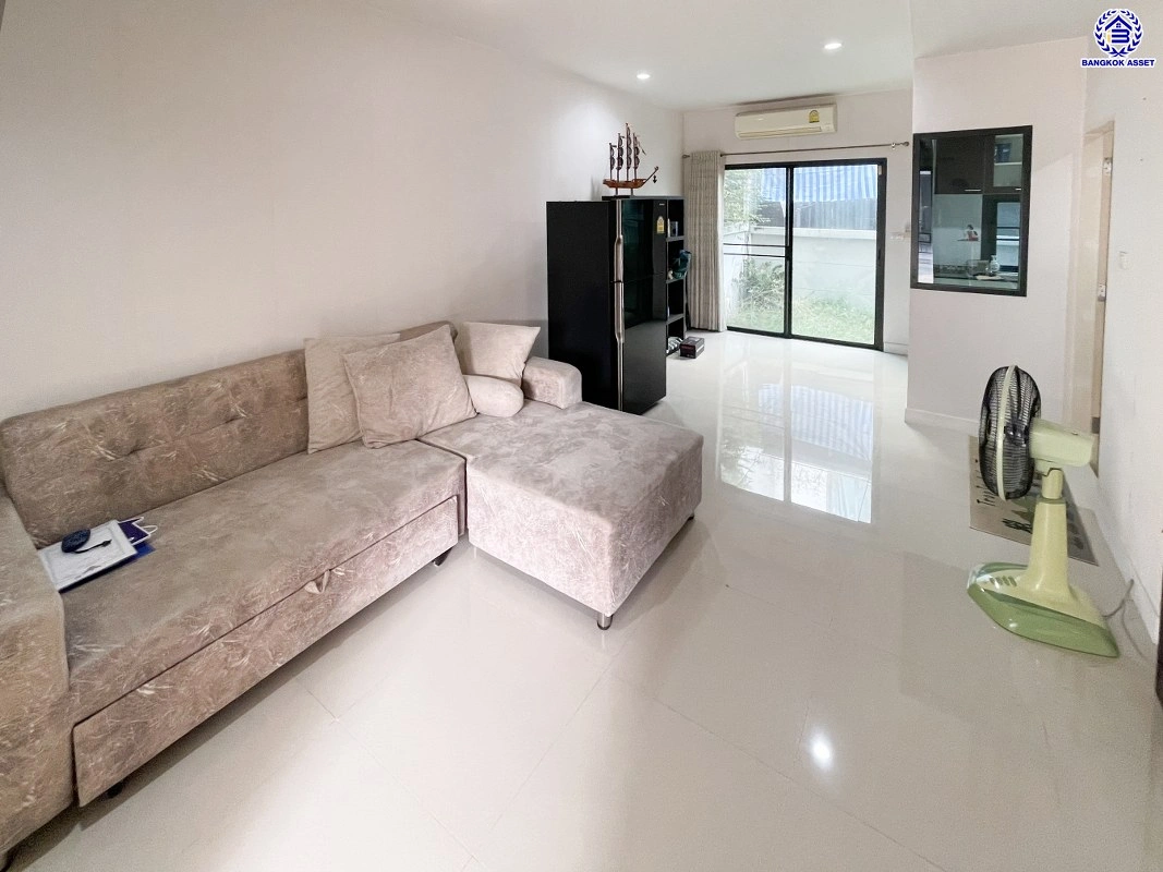 ทาวน์เฮ้าส์มือสอง 3 ชั้น โครงการ เดอะเมทโทร รามคำแหง-วงแหวน เนื้อที่ 18.8 ตร.ว. พื้นที่ใช้สอย 120 ตร.ม. ฟังก์ชัน 3 ห้องนอน 3 ห้องน้ำ จอดรถได้ 2 คัน ตั้งบนทำเลดี เชื่อมต่อหลายเส้นทาง ใกล้รถไฟฟ้าสายสีส้ม "สถานีน้อมเกล้า" ทางด่วน "ทางหลวงพิเศษหมายเลข 9"