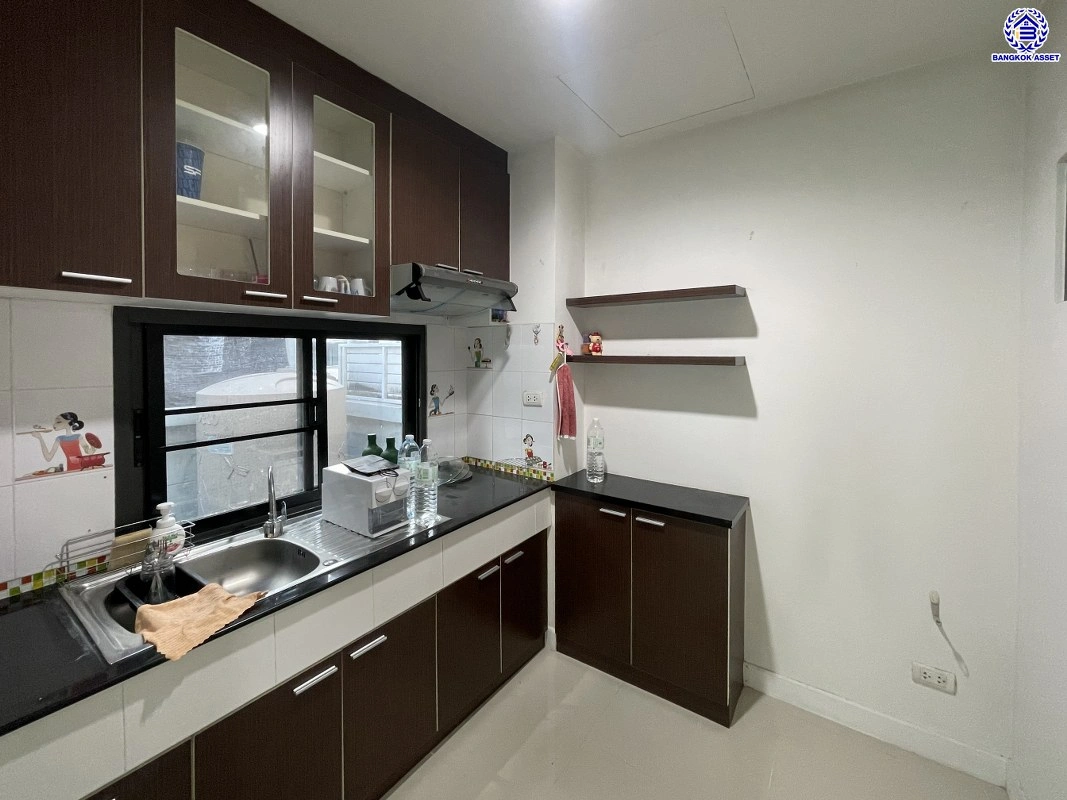 ทาวน์เฮ้าส์มือสอง 3 ชั้น โครงการ เดอะเมทโทร รามคำแหง-วงแหวน เนื้อที่ 18.8 ตร.ว. พื้นที่ใช้สอย 120 ตร.ม. ฟังก์ชัน 3 ห้องนอน 3 ห้องน้ำ จอดรถได้ 2 คัน ตั้งบนทำเลดี เชื่อมต่อหลายเส้นทาง ใกล้รถไฟฟ้าสายสีส้ม "สถานีน้อมเกล้า" ทางด่วน "ทางหลวงพิเศษหมายเลข 9"