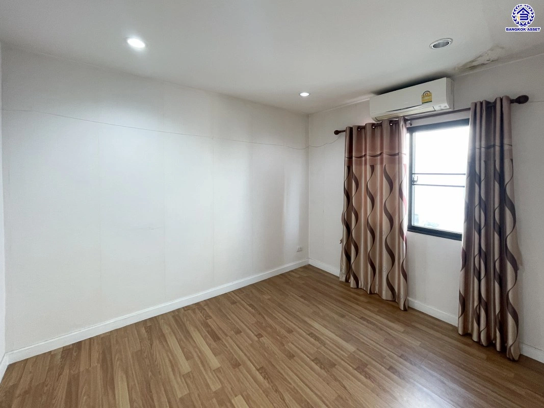 ทาวน์เฮ้าส์มือสอง 3 ชั้น โครงการ เดอะเมทโทร รามคำแหง-วงแหวน เนื้อที่ 18.8 ตร.ว. พื้นที่ใช้สอย 120 ตร.ม. ฟังก์ชัน 3 ห้องนอน 3 ห้องน้ำ จอดรถได้ 2 คัน ตั้งบนทำเลดี เชื่อมต่อหลายเส้นทาง ใกล้รถไฟฟ้าสายสีส้ม "สถานีน้อมเกล้า" ทางด่วน "ทางหลวงพิเศษหมายเลข 9"