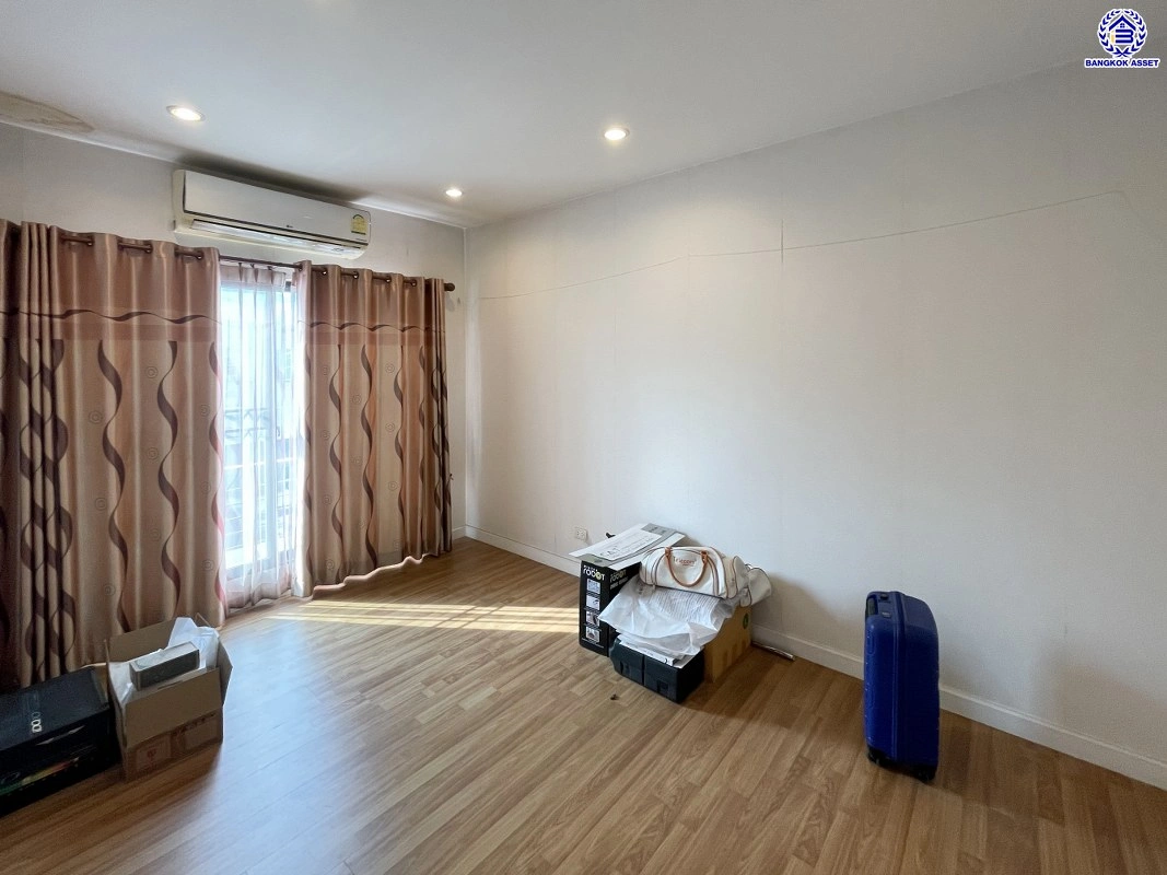 ทาวน์เฮ้าส์มือสอง 3 ชั้น โครงการ เดอะเมทโทร รามคำแหง-วงแหวน เนื้อที่ 18.8 ตร.ว. พื้นที่ใช้สอย 120 ตร.ม. ฟังก์ชัน 3 ห้องนอน 3 ห้องน้ำ จอดรถได้ 2 คัน ตั้งบนทำเลดี เชื่อมต่อหลายเส้นทาง ใกล้รถไฟฟ้าสายสีส้ม "สถานีน้อมเกล้า" ทางด่วน "ทางหลวงพิเศษหมายเลข 9"