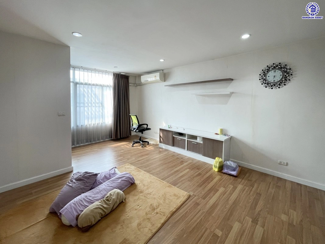 ทาวน์เฮ้าส์มือสอง 3 ชั้น โครงการ เดอะเมทโทร รามคำแหง-วงแหวน เนื้อที่ 18.8 ตร.ว. พื้นที่ใช้สอย 120 ตร.ม. ฟังก์ชัน 3 ห้องนอน 3 ห้องน้ำ จอดรถได้ 2 คัน ตั้งบนทำเลดี เชื่อมต่อหลายเส้นทาง ใกล้รถไฟฟ้าสายสีส้ม "สถานีน้อมเกล้า" ทางด่วน "ทางหลวงพิเศษหมายเลข 9"