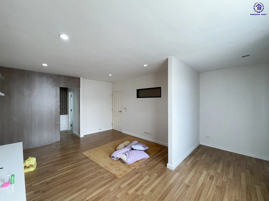 ทาวน์เฮ้าส์มือสอง 3 ชั้น โครงการ เดอะเมทโทร รามคำแหง-วงแหวน เนื้อที่ 18.8 ตร.ว. พื้นที่ใช้สอย 120 ตร.ม. ฟังก์ชัน 3 ห้องนอน 3 ห้องน้ำ จอดรถได้ 2 คัน ตั้งบนทำเลดี เชื่อมต่อหลายเส้นทาง ใกล้รถไฟฟ้าสายสีส้ม "สถานีน้อมเกล้า" ทางด่วน "ทางหลวงพิเศษหมายเลข 9"