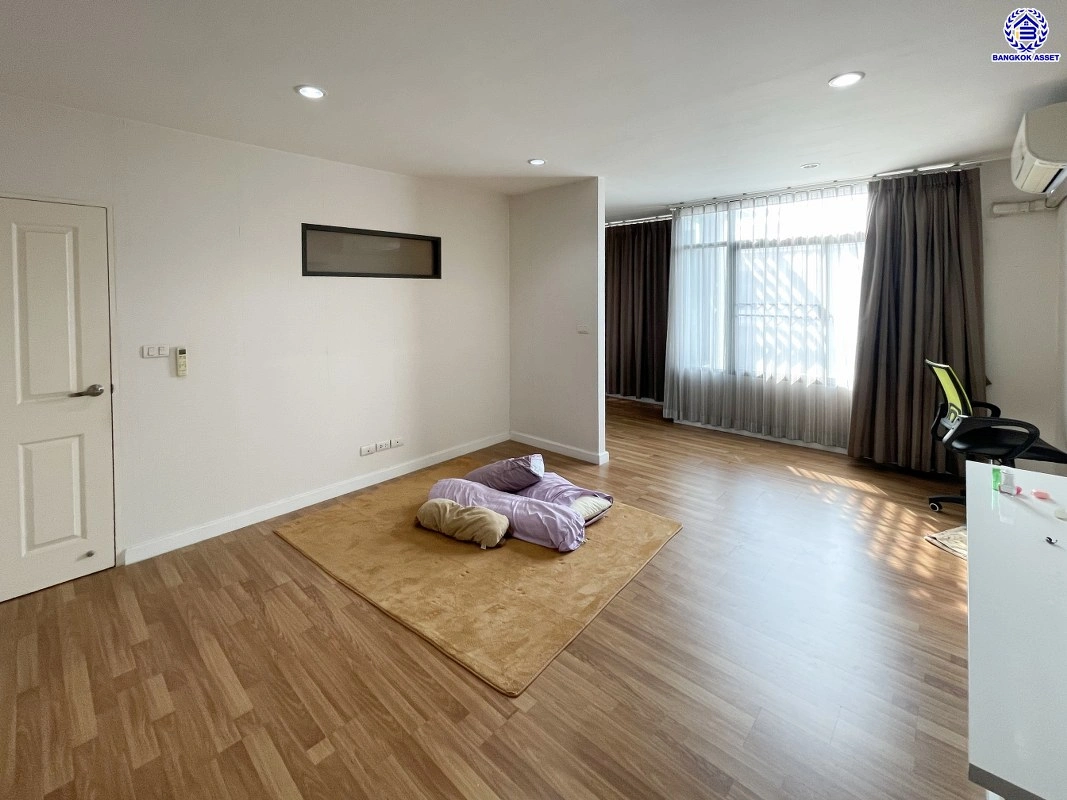 ทาวน์เฮ้าส์มือสอง 3 ชั้น โครงการ เดอะเมทโทร รามคำแหง-วงแหวน เนื้อที่ 18.8 ตร.ว. พื้นที่ใช้สอย 120 ตร.ม. ฟังก์ชัน 3 ห้องนอน 3 ห้องน้ำ จอดรถได้ 2 คัน ตั้งบนทำเลดี เชื่อมต่อหลายเส้นทาง ใกล้รถไฟฟ้าสายสีส้ม "สถานีน้อมเกล้า" ทางด่วน "ทางหลวงพิเศษหมายเลข 9"