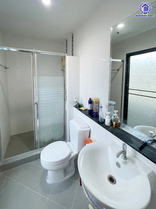 ทาวน์เฮ้าส์มือสอง 3 ชั้น โครงการ เดอะเมทโทร รามคำแหง-วงแหวน เนื้อที่ 18.8 ตร.ว. พื้นที่ใช้สอย 120 ตร.ม. ฟังก์ชัน 3 ห้องนอน 3 ห้องน้ำ จอดรถได้ 2 คัน ตั้งบนทำเลดี เชื่อมต่อหลายเส้นทาง ใกล้รถไฟฟ้าสายสีส้ม "สถานีน้อมเกล้า" ทางด่วน "ทางหลวงพิเศษหมายเลข 9"