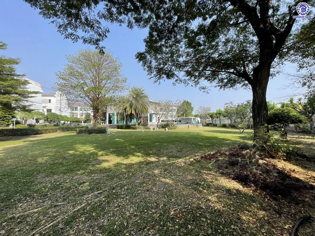 ทาวน์เฮ้าส์มือสอง 3 ชั้น โครงการ เดอะเมทโทร รามคำแหง-วงแหวน เนื้อที่ 18.8 ตร.ว. พื้นที่ใช้สอย 120 ตร.ม. ฟังก์ชัน 3 ห้องนอน 3 ห้องน้ำ จอดรถได้ 2 คัน ตั้งบนทำเลดี เชื่อมต่อหลายเส้นทาง ใกล้รถไฟฟ้าสายสีส้ม "สถานีน้อมเกล้า" ทางด่วน "ทางหลวงพิเศษหมายเลข 9"