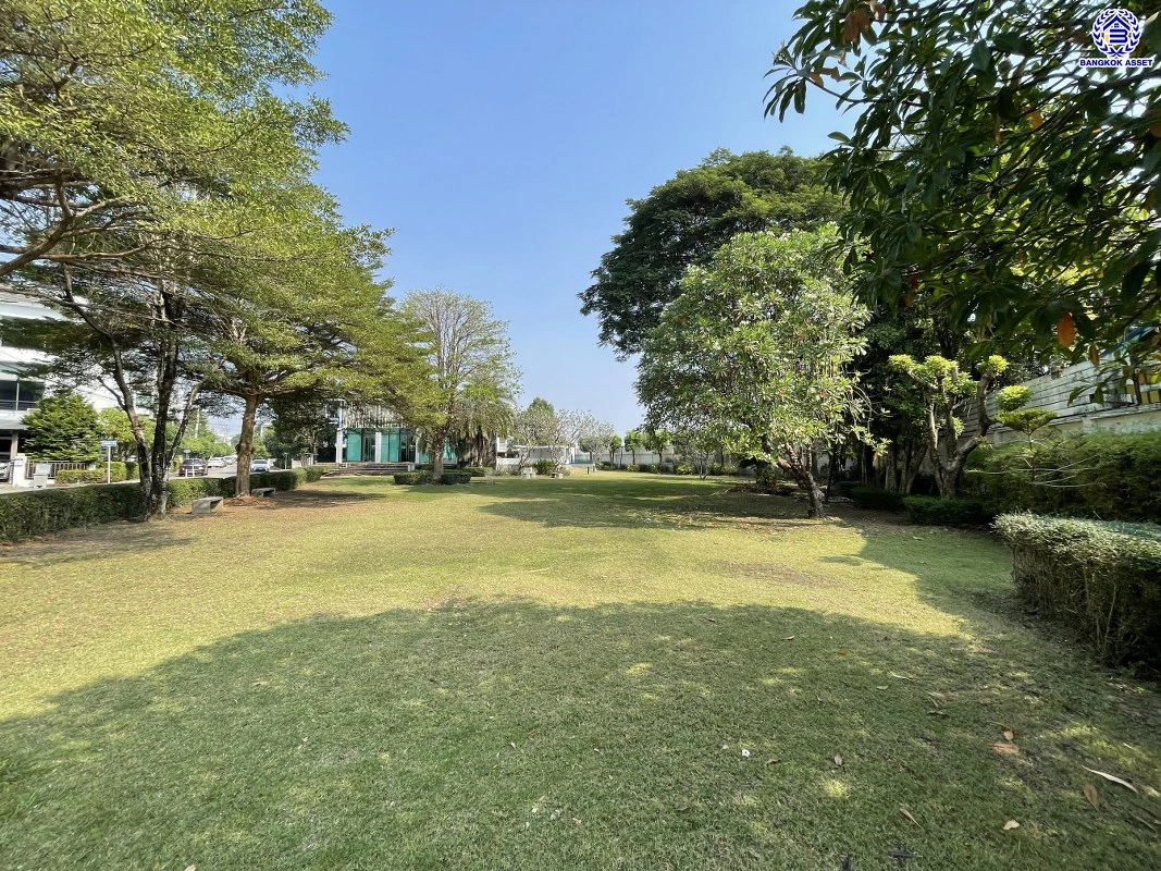 ทาวน์เฮ้าส์มือสอง 3 ชั้น โครงการ เดอะเมทโทร รามคำแหง-วงแหวน เนื้อที่ 18.8 ตร.ว. พื้นที่ใช้สอย 120 ตร.ม. ฟังก์ชัน 3 ห้องนอน 3 ห้องน้ำ จอดรถได้ 2 คัน ตั้งบนทำเลดี เชื่อมต่อหลายเส้นทาง ใกล้รถไฟฟ้าสายสีส้ม "สถานีน้อมเกล้า" ทางด่วน "ทางหลวงพิเศษหมายเลข 9"