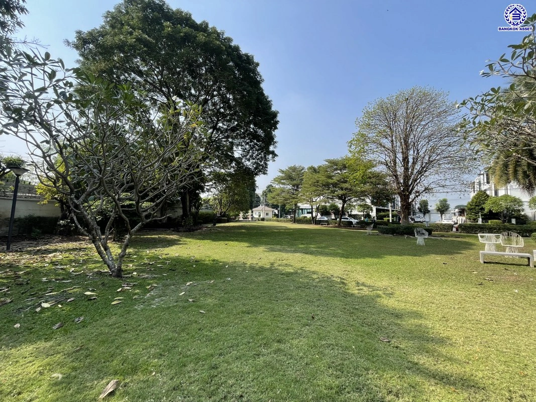 ทาวน์เฮ้าส์มือสอง 3 ชั้น โครงการ เดอะเมทโทร รามคำแหง-วงแหวน เนื้อที่ 18.8 ตร.ว. พื้นที่ใช้สอย 120 ตร.ม. ฟังก์ชัน 3 ห้องนอน 3 ห้องน้ำ จอดรถได้ 2 คัน ตั้งบนทำเลดี เชื่อมต่อหลายเส้นทาง ใกล้รถไฟฟ้าสายสีส้ม "สถานีน้อมเกล้า" ทางด่วน "ทางหลวงพิเศษหมายเลข 9"