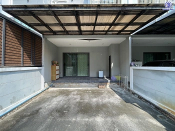 ทาวน์เฮ้าส์มือสอง 3 ชั้น โครงการ เดอะเมทโทร รามคำแหง-วงแหวน เนื้อที่ 18.8 ตร.ว. พื้นที่ใช้สอย 120 ตร.ม. ฟังก์ชัน 3 ห้องนอน 3 ห้องน้ำ จอดรถได้ 2 คัน ตั้งบนทำเลดี เชื่อมต่อหลายเส้นทาง ใกล้รถไฟฟ้าสายสีส้ม "สถานีน้อมเกล้า" ทางด่วน "ทางหลวงพิเศษหมายเลข 9"