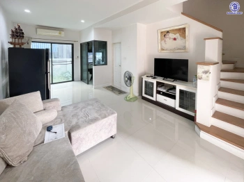 ทาวน์เฮ้าส์มือสอง 3 ชั้น โครงการ เดอะเมทโทร รามคำแหง-วงแหวน เนื้อที่ 18.8 ตร.ว. พื้นที่ใช้สอย 120 ตร.ม. ฟังก์ชัน 3 ห้องนอน 3 ห้องน้ำ จอดรถได้ 2 คัน ตั้งบนทำเลดี เชื่อมต่อหลายเส้นทาง ใกล้รถไฟฟ้าสายสีส้ม "สถานีน้อมเกล้า" ทางด่วน "ทางหลวงพิเศษหมายเลข 9"