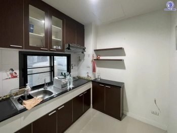 ทาวน์เฮ้าส์มือสอง 3 ชั้น โครงการ เดอะเมทโทร รามคำแหง-วงแหวน เนื้อที่ 18.8 ตร.ว. พื้นที่ใช้สอย 120 ตร.ม. ฟังก์ชัน 3 ห้องนอน 3 ห้องน้ำ จอดรถได้ 2 คัน ตั้งบนทำเลดี เชื่อมต่อหลายเส้นทาง ใกล้รถไฟฟ้าสายสีส้ม "สถานีน้อมเกล้า" ทางด่วน "ทางหลวงพิเศษหมายเลข 9"