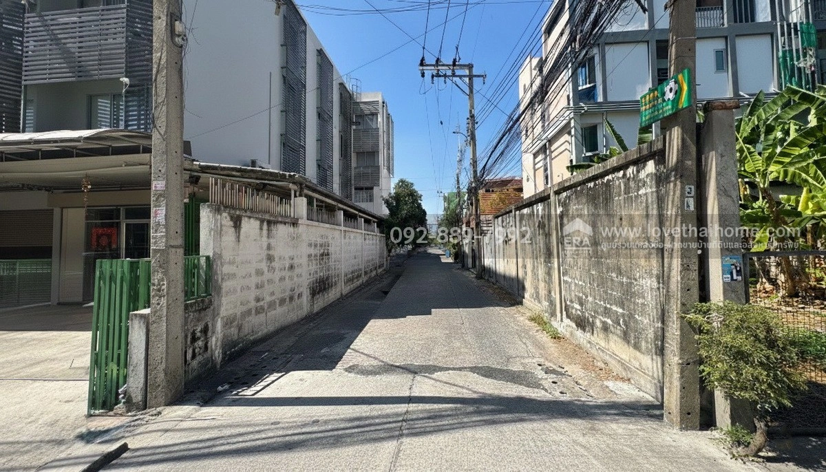 ขายที่ดิน ถนนลาดพร้าว80 ซอย22 พื้นที่ 100 ตารางวา พร้อมสิ่งปลูกสร้างบ้าน 2 ชั้น ขายเพียง 14 ล้านบาท ใกล้รถไฟฟ้าสายสีเหลือง สถานีลาดพร้าว71