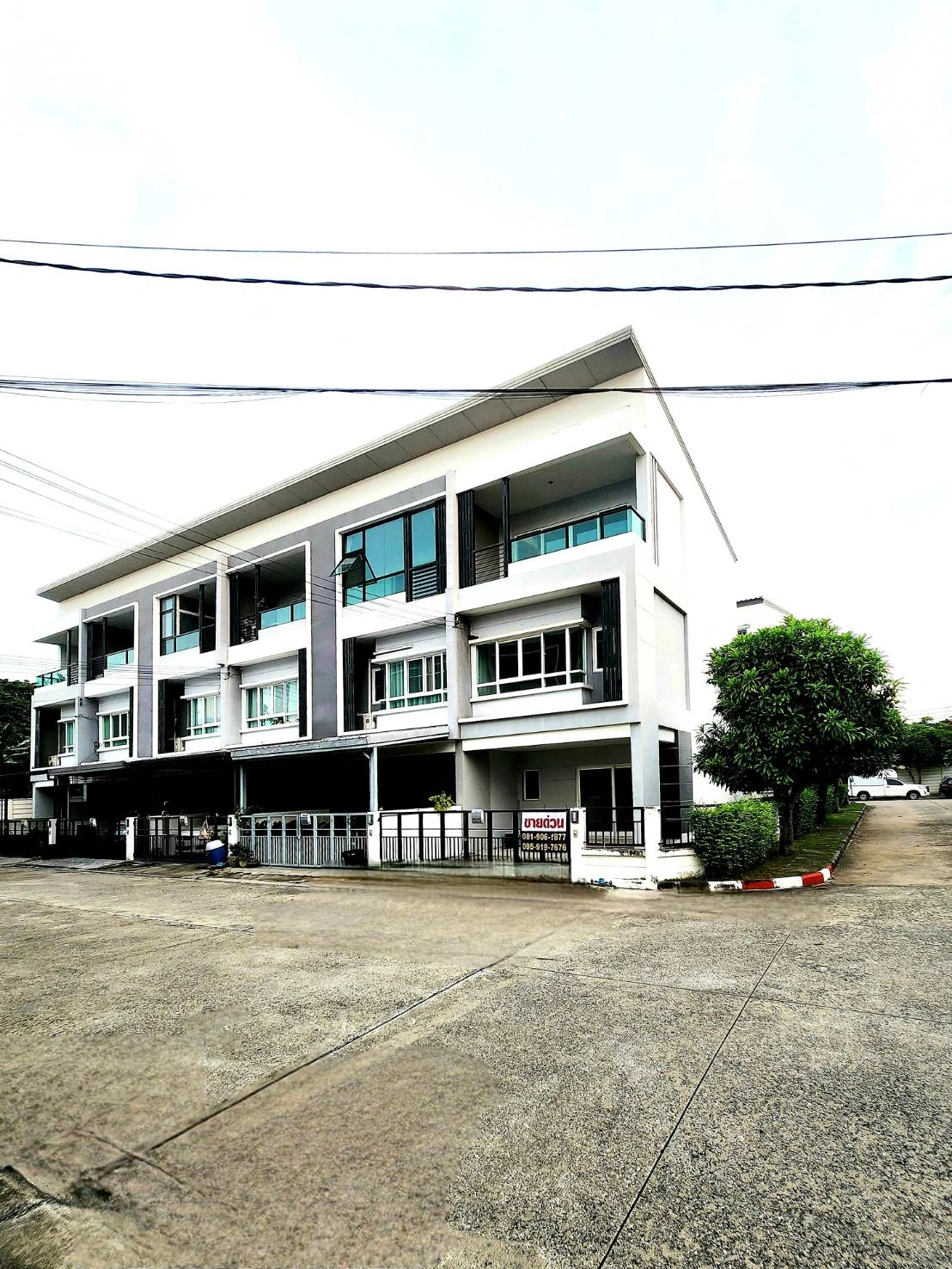 ขายถูก! ทาวน์โฮม 3ชั้น  หลังมุม : เดอะริคโค้ ทาวน์ วัชรพล  ซ.ร่วมมิตรพัฒนา(ห้าแยกวัชรพล)  แขวงท่าแร้ง  เขตบางเขน  กรุงเทพ 10220