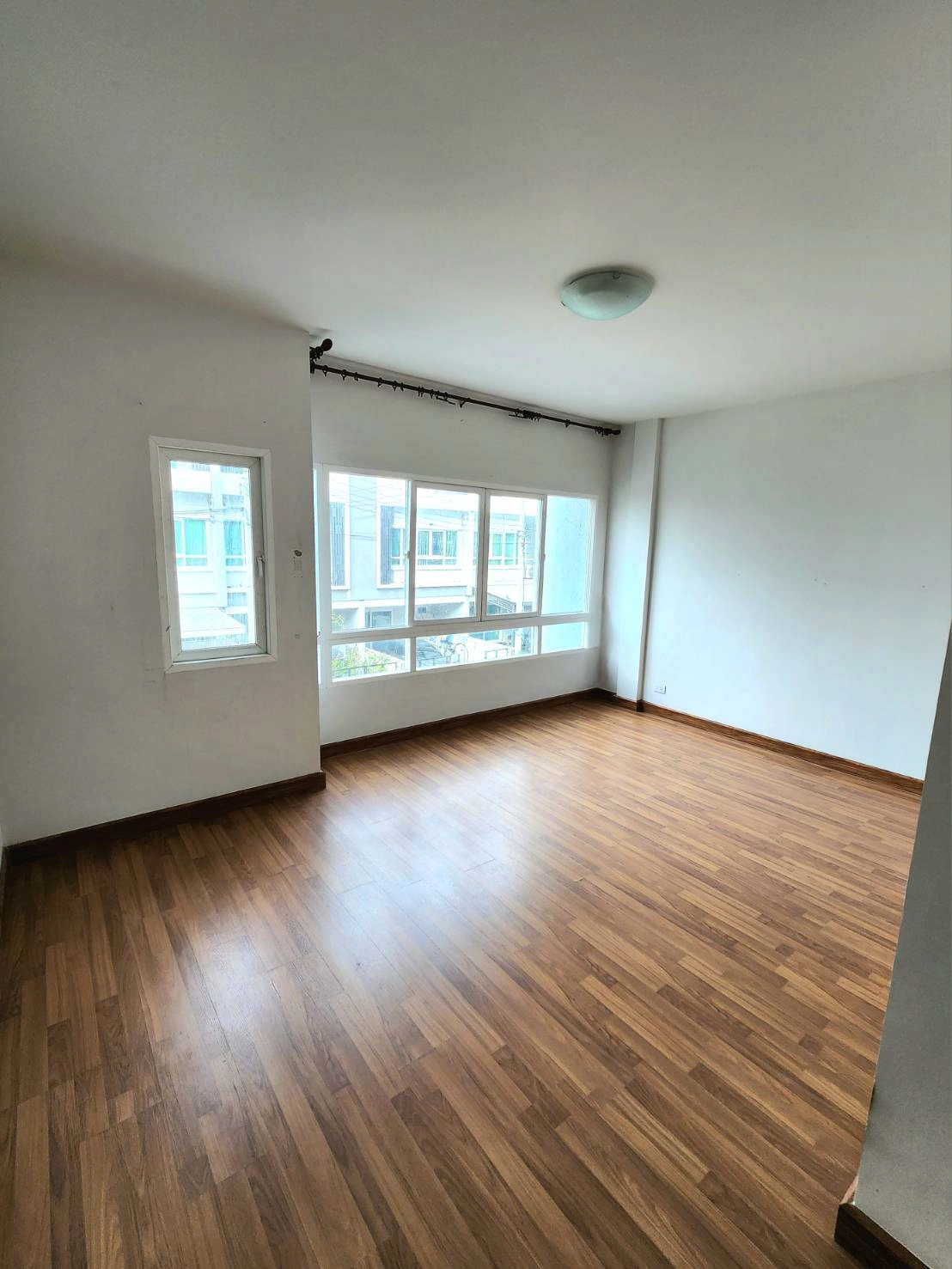 ขายถูก! ทาวน์โฮม 3ชั้น  หลังมุม : เดอะริคโค้ ทาวน์ วัชรพล  ซ.ร่วมมิตรพัฒนา(ห้าแยกวัชรพล)  แขวงท่าแร้ง  เขตบางเขน  กรุงเทพ 10220