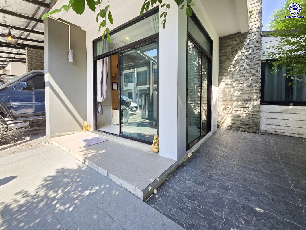 ทาวน์เฮ้าส์มือสอง โครงการ เปี่ยมสุข ติวานนท์ หลังมุม เนื้อที่ 27.5 ตร.ว. พื้นที่ใช้สอย 120 ตร.ม. ฟังก์ชัน 3 ห้องนอน 2 ห้องน้ำ จอดรถได้ 1 คัน บ้านสภาพสวย พร้อมเข้าอยู่ แถมฟรี เครื่องปรับอากาศ และเครื่องทำน้ำอุ่น บนทำเลแห่งการเดินทาง เชื่อมต่อ ถนนศรีสมาน, ถนนสรงประภา, ถนนติวานนท์ ใกล้ทางด่วน "ศรีสมาน"