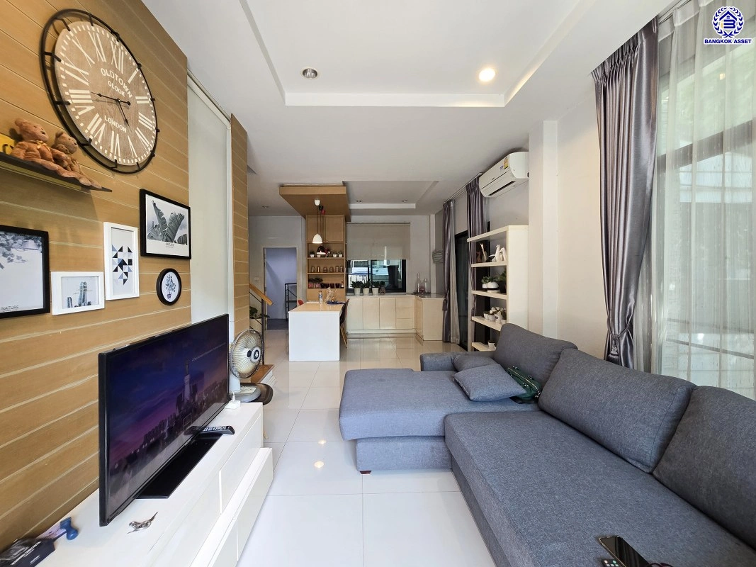 ทาวน์เฮ้าส์มือสอง โครงการ เปี่ยมสุข ติวานนท์ หลังมุม เนื้อที่ 27.5 ตร.ว. พื้นที่ใช้สอย 120 ตร.ม. ฟังก์ชัน 3 ห้องนอน 2 ห้องน้ำ จอดรถได้ 1 คัน บ้านสภาพสวย พร้อมเข้าอยู่ แถมฟรี เครื่องปรับอากาศ และเครื่องทำน้ำอุ่น บนทำเลแห่งการเดินทาง เชื่อมต่อ ถนนศรีสมาน, ถนนสรงประภา, ถนนติวานนท์ ใกล้ทางด่วน "ศรีสมาน"