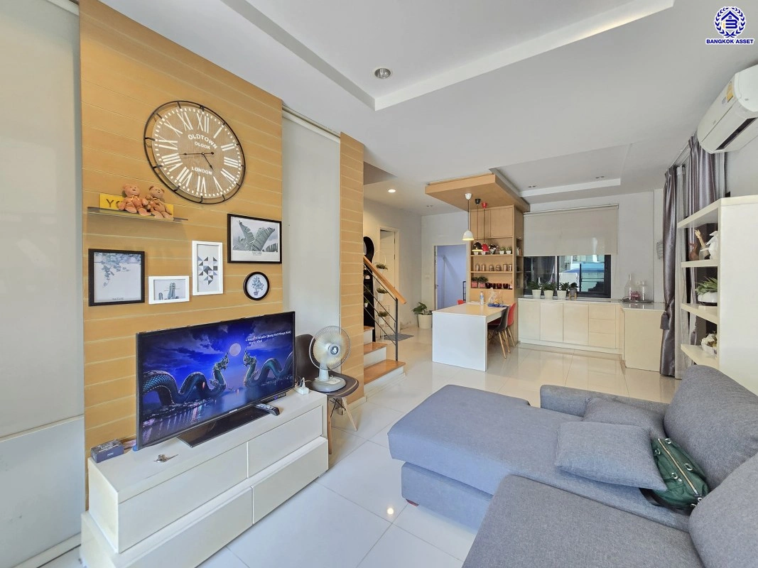 ทาวน์เฮ้าส์มือสอง โครงการ เปี่ยมสุข ติวานนท์ หลังมุม เนื้อที่ 27.5 ตร.ว. พื้นที่ใช้สอย 120 ตร.ม. ฟังก์ชัน 3 ห้องนอน 2 ห้องน้ำ จอดรถได้ 1 คัน บ้านสภาพสวย พร้อมเข้าอยู่ แถมฟรี เครื่องปรับอากาศ และเครื่องทำน้ำอุ่น บนทำเลแห่งการเดินทาง เชื่อมต่อ ถนนศรีสมาน, ถนนสรงประภา, ถนนติวานนท์ ใกล้ทางด่วน "ศรีสมาน"