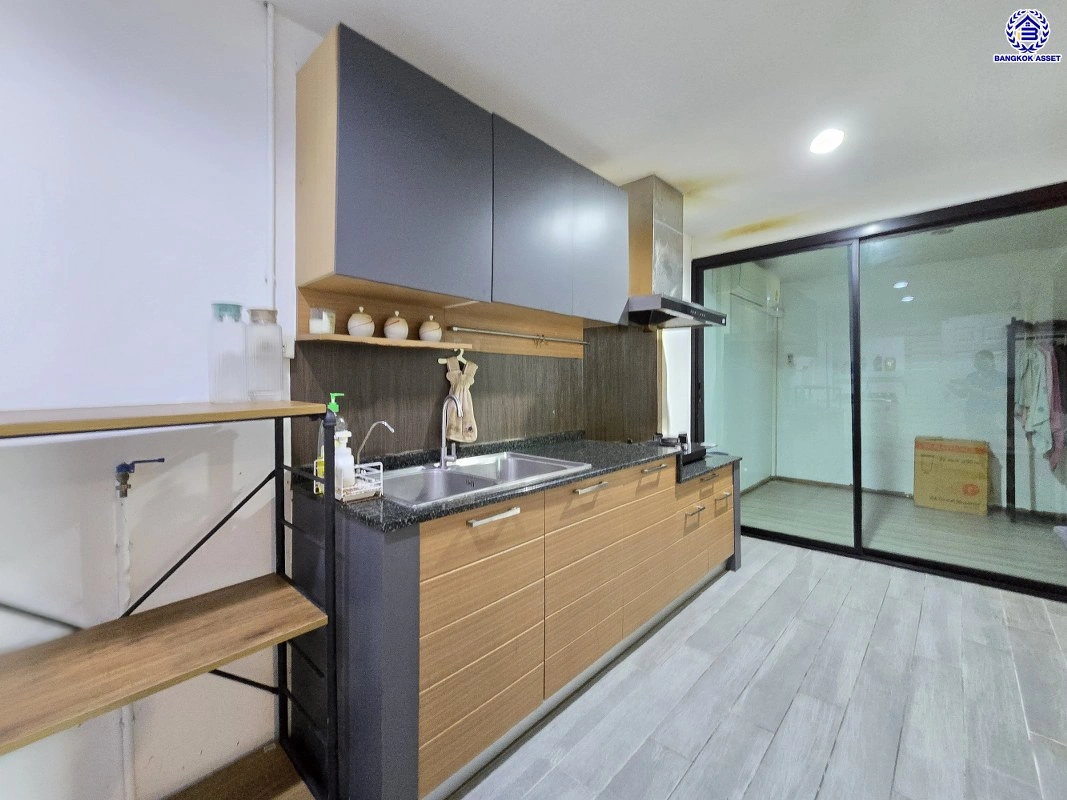 ทาวน์เฮ้าส์มือสอง โครงการ เปี่ยมสุข ติวานนท์ หลังมุม เนื้อที่ 27.5 ตร.ว. พื้นที่ใช้สอย 120 ตร.ม. ฟังก์ชัน 3 ห้องนอน 2 ห้องน้ำ จอดรถได้ 1 คัน บ้านสภาพสวย พร้อมเข้าอยู่ แถมฟรี เครื่องปรับอากาศ และเครื่องทำน้ำอุ่น บนทำเลแห่งการเดินทาง เชื่อมต่อ ถนนศรีสมาน, ถนนสรงประภา, ถนนติวานนท์ ใกล้ทางด่วน "ศรีสมาน"