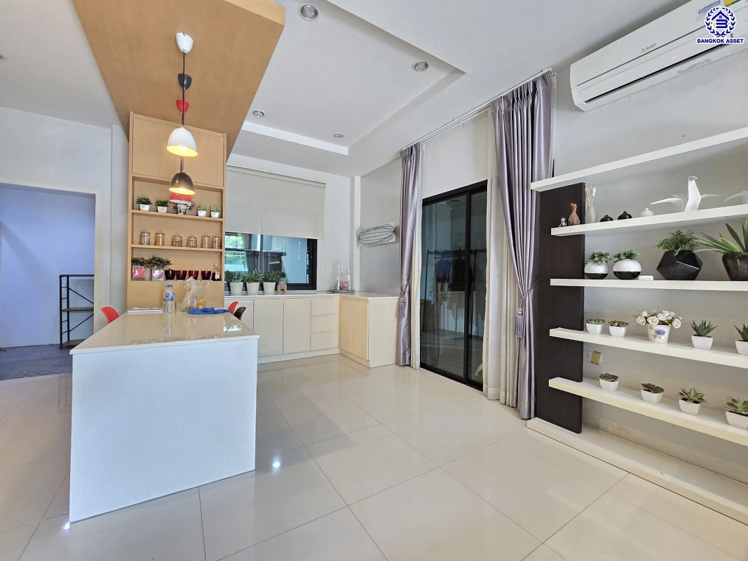 ทาวน์เฮ้าส์มือสอง โครงการ เปี่ยมสุข ติวานนท์ หลังมุม เนื้อที่ 27.5 ตร.ว. พื้นที่ใช้สอย 120 ตร.ม. ฟังก์ชัน 3 ห้องนอน 2 ห้องน้ำ จอดรถได้ 1 คัน บ้านสภาพสวย พร้อมเข้าอยู่ แถมฟรี เครื่องปรับอากาศ และเครื่องทำน้ำอุ่น บนทำเลแห่งการเดินทาง เชื่อมต่อ ถนนศรีสมาน, ถนนสรงประภา, ถนนติวานนท์ ใกล้ทางด่วน "ศรีสมาน"