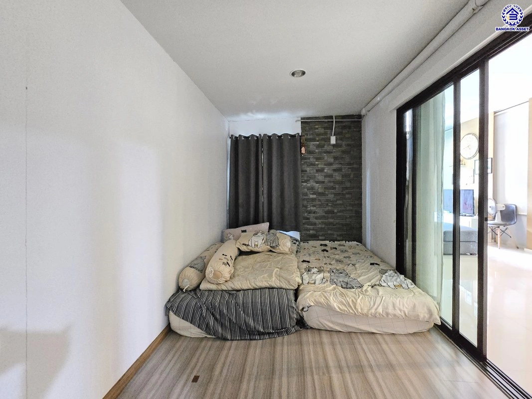 ทาวน์เฮ้าส์มือสอง โครงการ เปี่ยมสุข ติวานนท์ หลังมุม เนื้อที่ 27.5 ตร.ว. พื้นที่ใช้สอย 120 ตร.ม. ฟังก์ชัน 3 ห้องนอน 2 ห้องน้ำ จอดรถได้ 1 คัน บ้านสภาพสวย พร้อมเข้าอยู่ แถมฟรี เครื่องปรับอากาศ และเครื่องทำน้ำอุ่น บนทำเลแห่งการเดินทาง เชื่อมต่อ ถนนศรีสมาน, ถนนสรงประภา, ถนนติวานนท์ ใกล้ทางด่วน "ศรีสมาน"