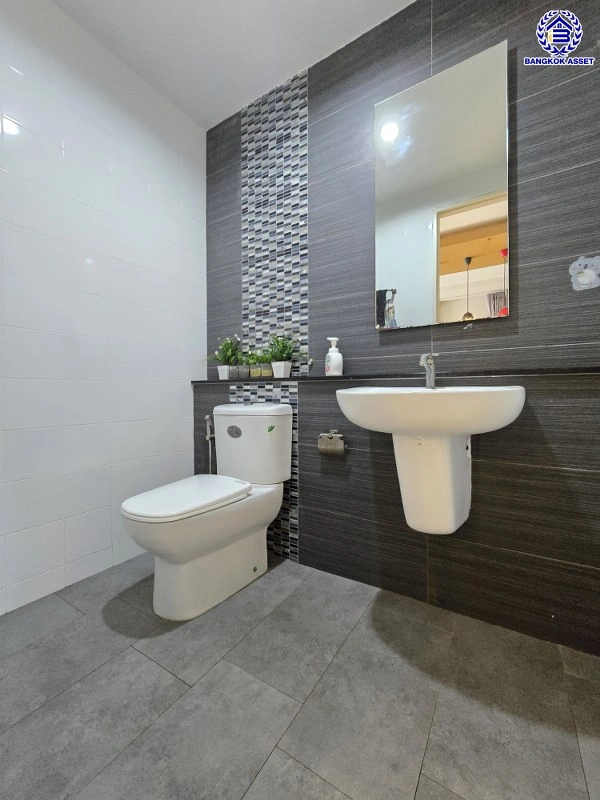 ทาวน์เฮ้าส์มือสอง โครงการ เปี่ยมสุข ติวานนท์ หลังมุม เนื้อที่ 27.5 ตร.ว. พื้นที่ใช้สอย 120 ตร.ม. ฟังก์ชัน 3 ห้องนอน 2 ห้องน้ำ จอดรถได้ 1 คัน บ้านสภาพสวย พร้อมเข้าอยู่ แถมฟรี เครื่องปรับอากาศ และเครื่องทำน้ำอุ่น บนทำเลแห่งการเดินทาง เชื่อมต่อ ถนนศรีสมาน, ถนนสรงประภา, ถนนติวานนท์ ใกล้ทางด่วน "ศรีสมาน"