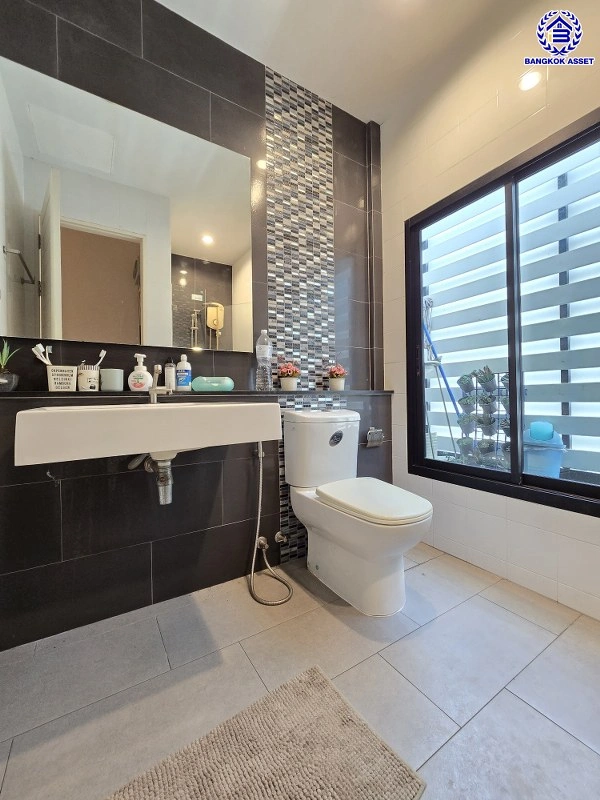 ทาวน์เฮ้าส์มือสอง โครงการ เปี่ยมสุข ติวานนท์ หลังมุม เนื้อที่ 27.5 ตร.ว. พื้นที่ใช้สอย 120 ตร.ม. ฟังก์ชัน 3 ห้องนอน 2 ห้องน้ำ จอดรถได้ 1 คัน บ้านสภาพสวย พร้อมเข้าอยู่ แถมฟรี เครื่องปรับอากาศ และเครื่องทำน้ำอุ่น บนทำเลแห่งการเดินทาง เชื่อมต่อ ถนนศรีสมาน, ถนนสรงประภา, ถนนติวานนท์ ใกล้ทางด่วน "ศรีสมาน"